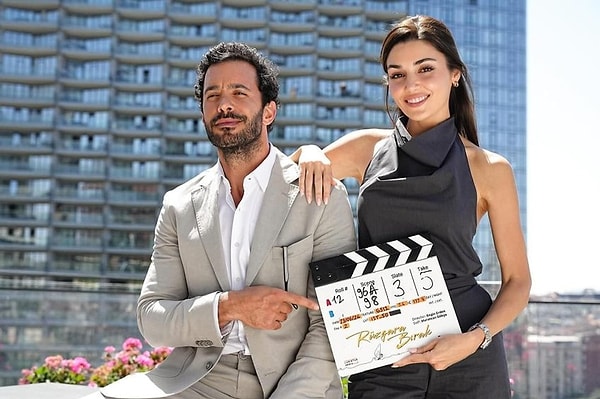 Rüzgara Bırak: Hande Erçel ve Barış Arduç'un Moskova Gala Gecesi
