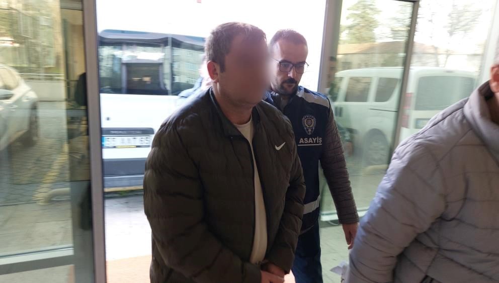 Samsun Atakum'da meydana gelen minibüs hırsızlığı olayı, güvenlik kameralarına yansıdı.