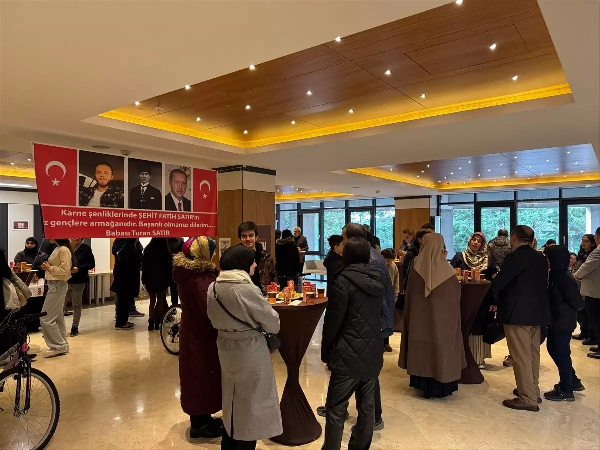 Şehit Fatih Satır anısına düzenlenen bisiklet hediye töreninde başarılı öğrencilere