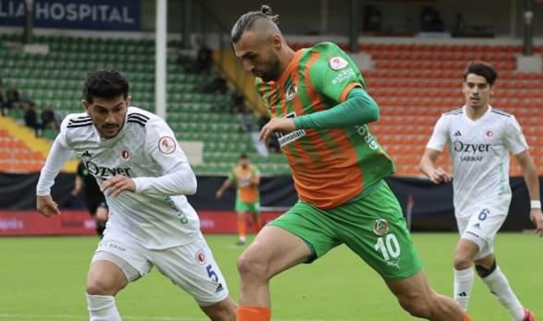 Serdar Dursun, Alanyaspor'dan ayrılarak Persepolis'e transfer oluyor. Futbol kariyerindeki bu