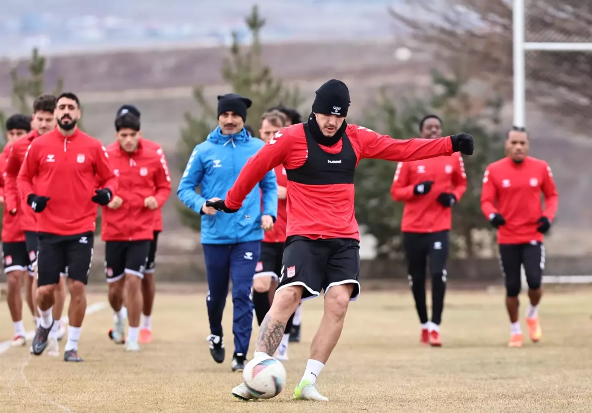 Sivasspor, Trabzonspor ile oynayacağı önemli maç için hazırlıklarını sürdürüyor. Takımın