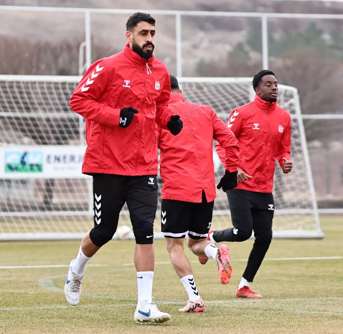 Sivasspor, Trabzonspor maçı için hazırlıklarını yoğun bir şekilde sürdürüyor. Takım,