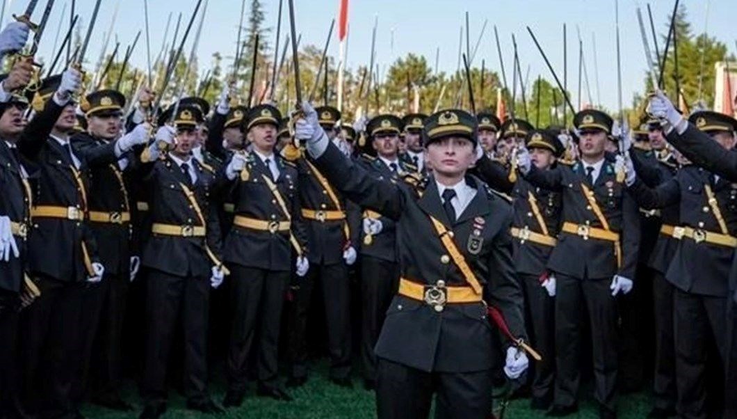 Teğmenlerin kılıçlı yemin soruşturması hakkında detaylı bilgiye ulaşın. Milli Savunma