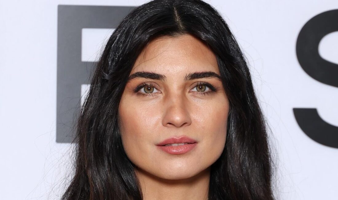 Tuba Büyüküstün, Paris Moda Haftası'nda sergilediği şıklıkla göz doldurdu. Zarafeti