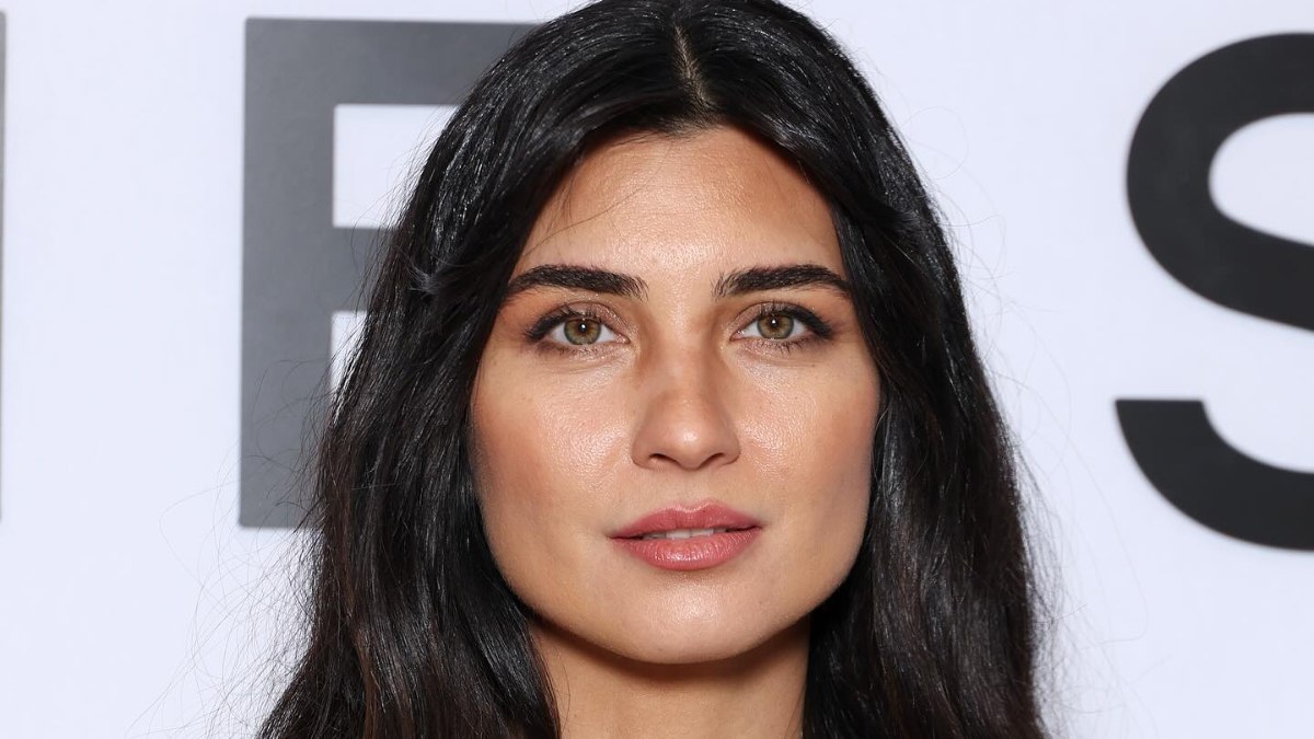 Tuba Büyüküstün, Paris Moda Haftası'nda sergilediği şıklıkla göz doldurdu. Zarafeti