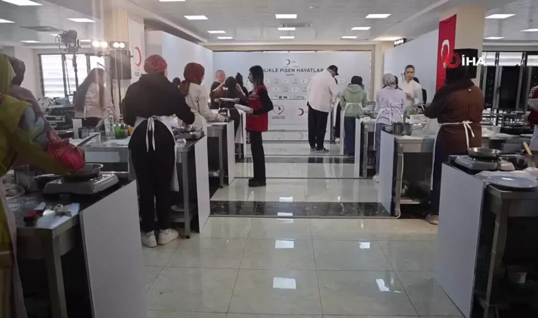 Türk Kızılay'ı, depremzede kadınlara yönelik mutfak eğitimi düzenleyerek, onların yaşam