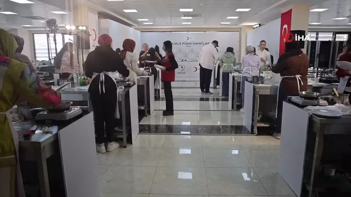 Türk Kızılay'ı, depremzede kadınlara yönelik mutfak eğitimi düzenleyerek, onların yaşam