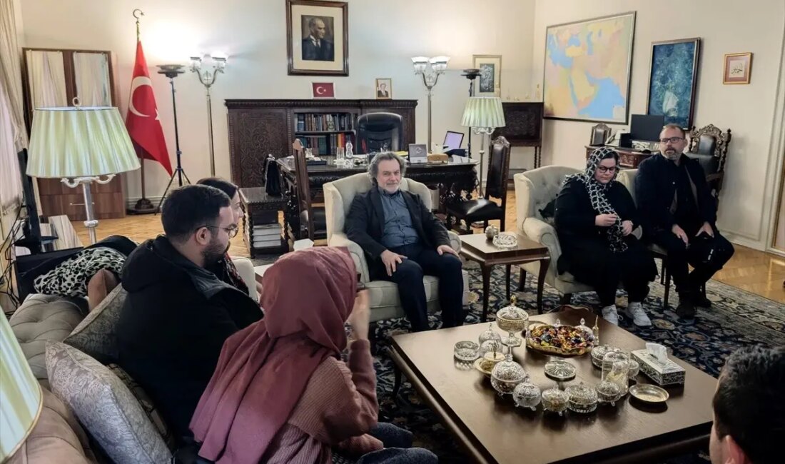 Türkiye'den Farsça öğrenen öğrencilerin İran Tahran Büyükelçiliği'ni ziyareti, kültürel etkileşim