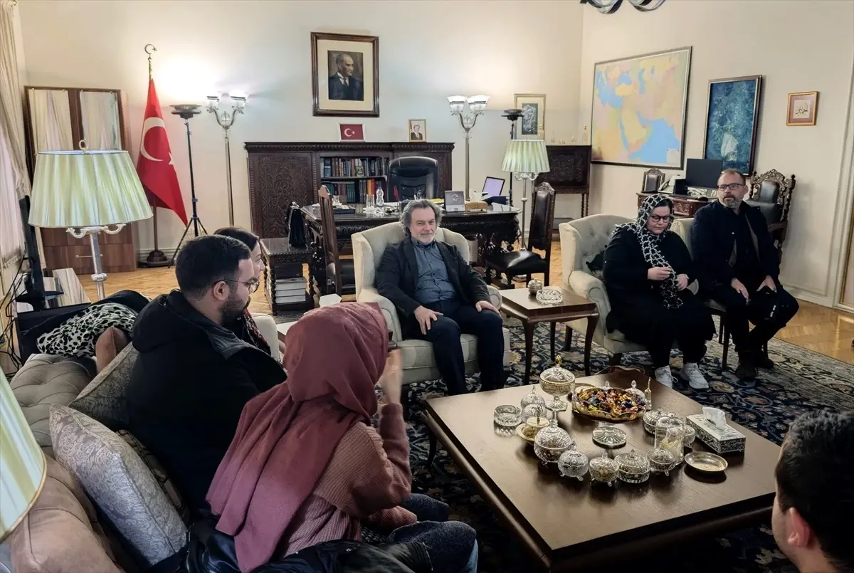 Türkiye'den Farsça öğrenen öğrencilerin İran Tahran Büyükelçiliği'ni ziyareti, kültürel etkileşim