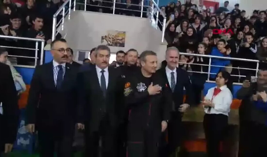 Türkiye'nin ilk astronotu Alper Gezeravcı, İnegöl'de öğrencilerle bir araya gelerek