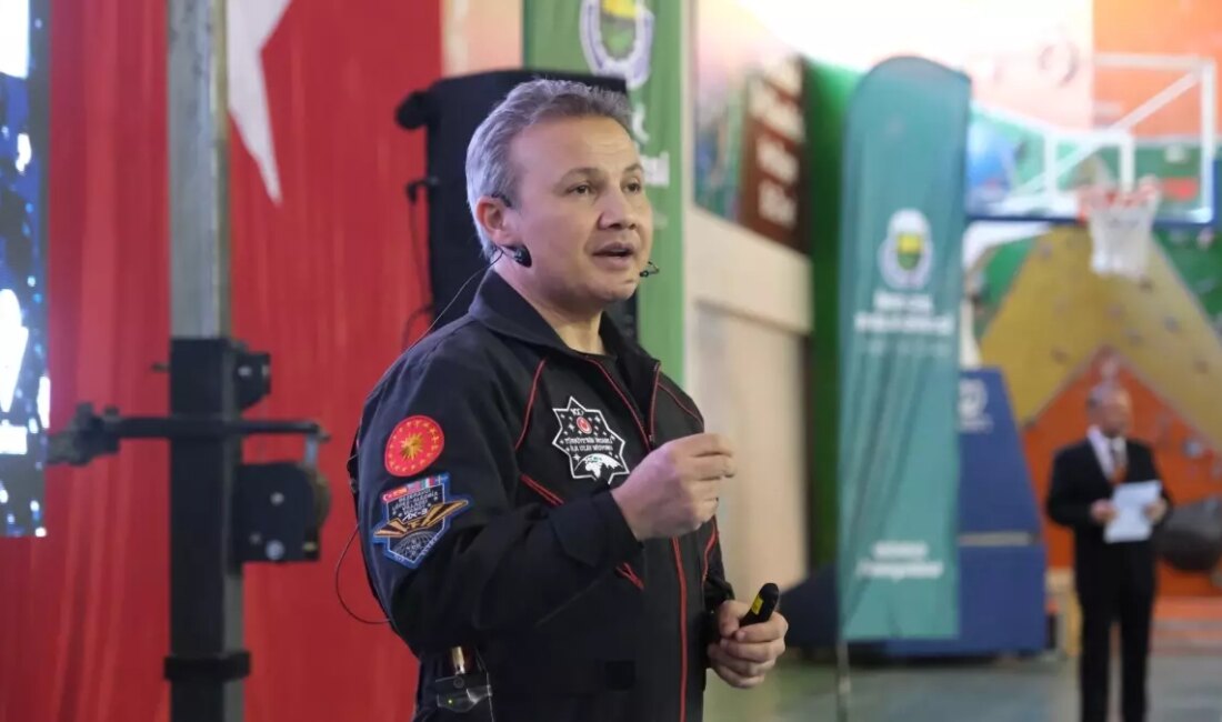 Türkiye'nin ilk astronotu Alper Gezeravcı, İnegöl'de öğrencilerle bir araya geldi.