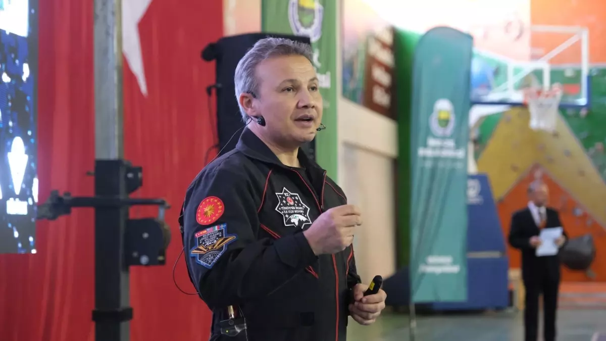 Türkiye'nin ilk astronotu Alper Gezeravcı, İnegöl'de öğrencilerle bir araya geldi.