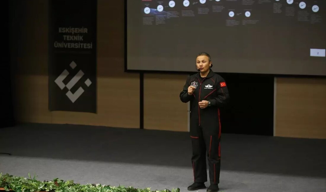 Türkiye'nin ilk astronotu Alper Gezeravcı, gençlerle buluşarak uzay serüvenini ve