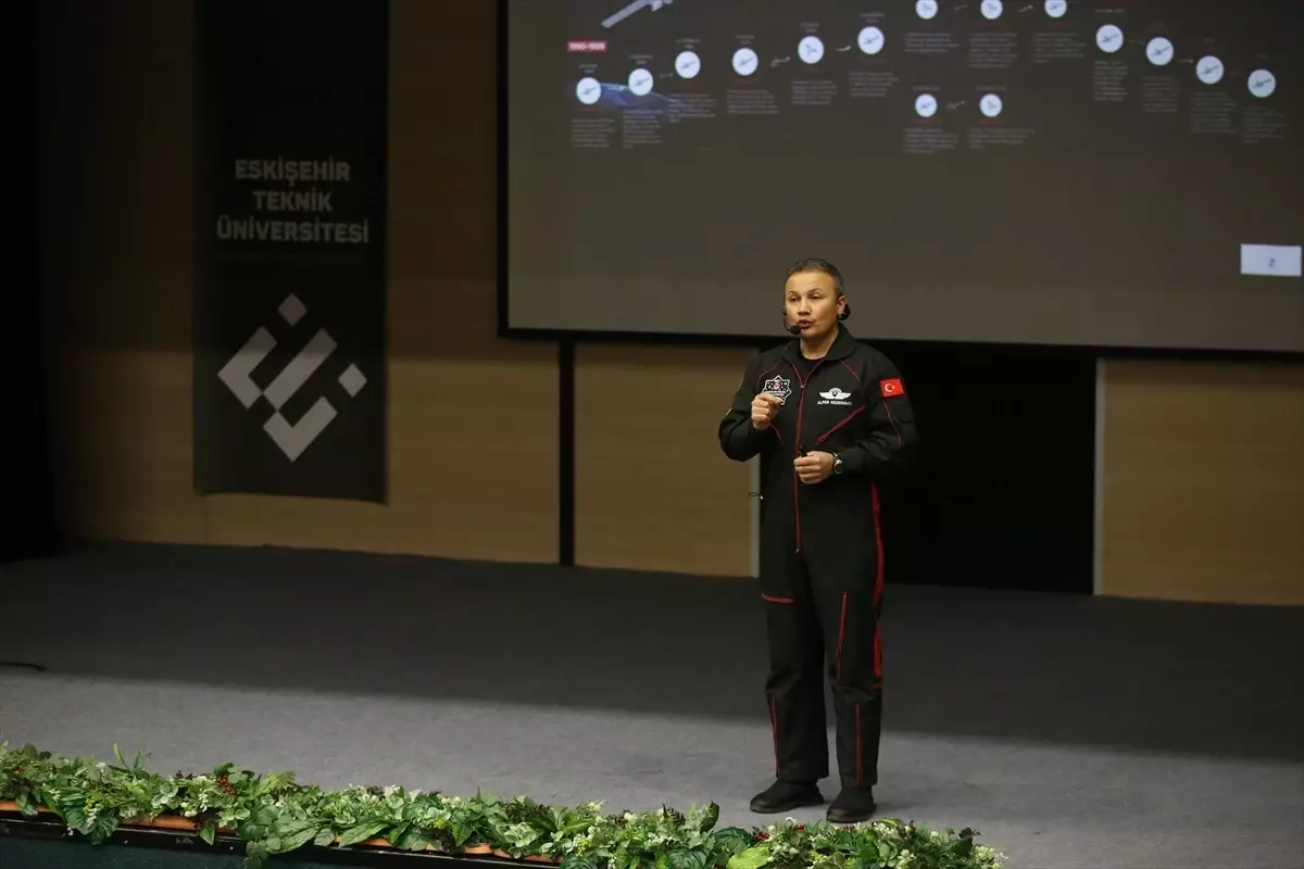 Türkiye'nin ilk astronotu Alper Gezeravcı, gençlerle buluşarak uzay serüvenini ve