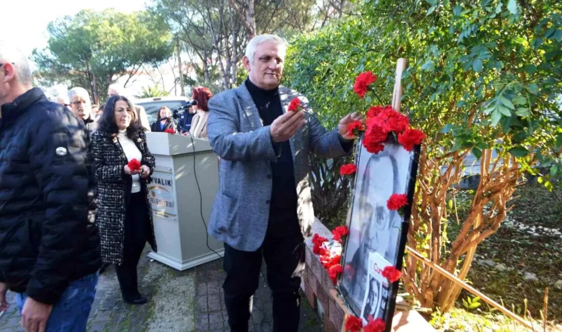 Uğur Mumcu'nun anısına düzenlenen anma töreni, Ayvalık’ta gerçekleştirildi. Katılımcılar, gazetecilik