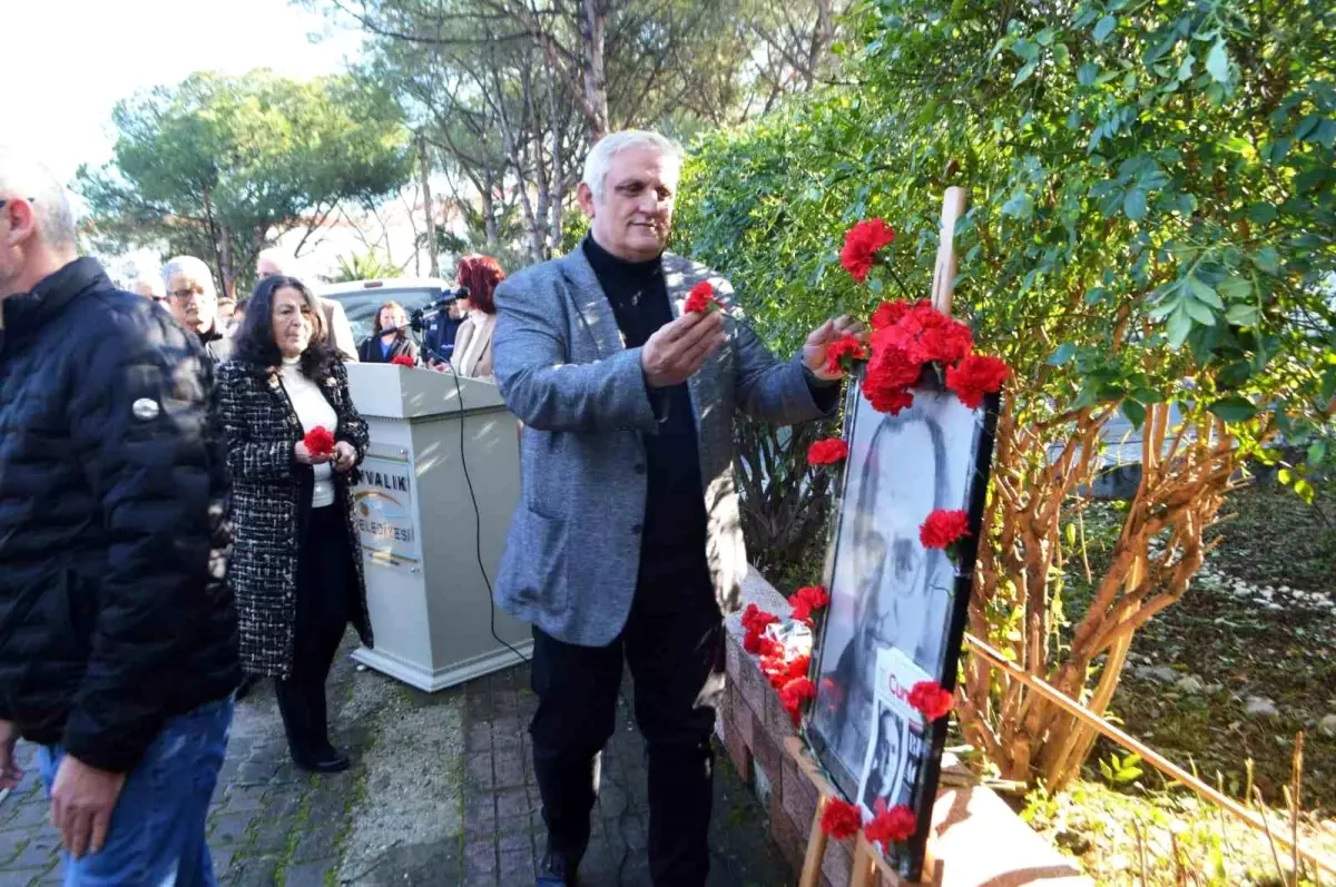 Uğur Mumcu'nun anısına düzenlenen anma töreni, Ayvalık’ta gerçekleştirildi. Katılımcılar, gazetecilik