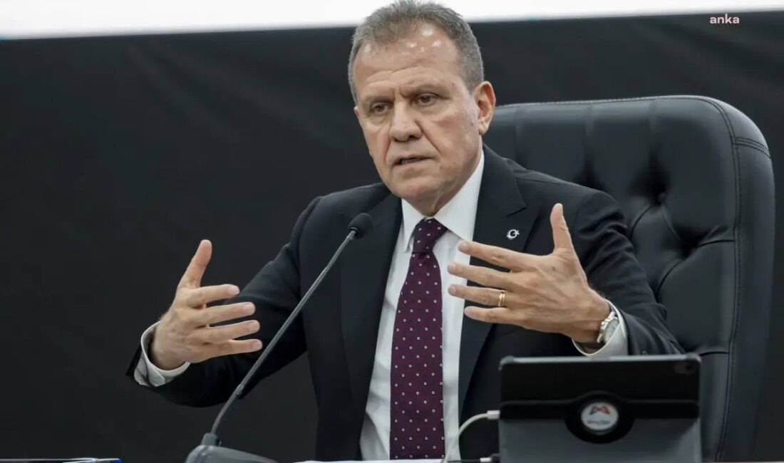 Vahap Seçer, demokratik eleştiriyi bastırma çabalarına karşı duruşunu sergiliyor. Bu
