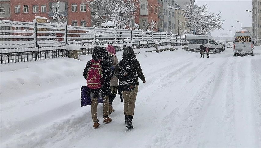 Valilik, olumsuz hava koşulları nedeniyle eğitim faaliyetlerinin ara verileceğini açıkladı.