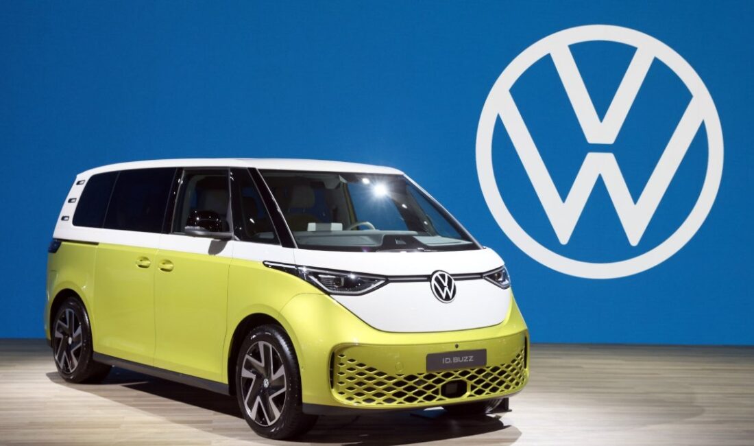 Volkswagen, ek tasarruf önlemleri ve kârlılık hedeflerini erteleyerek, otomotiv sektöründeki