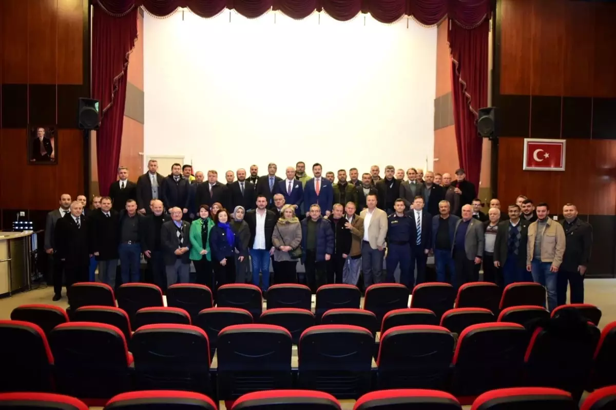 Yenişehir'de mahalle muhtarlarıyla yapılan hizmet buluşması, yerel yönetimlerin vatandaşlarla olan