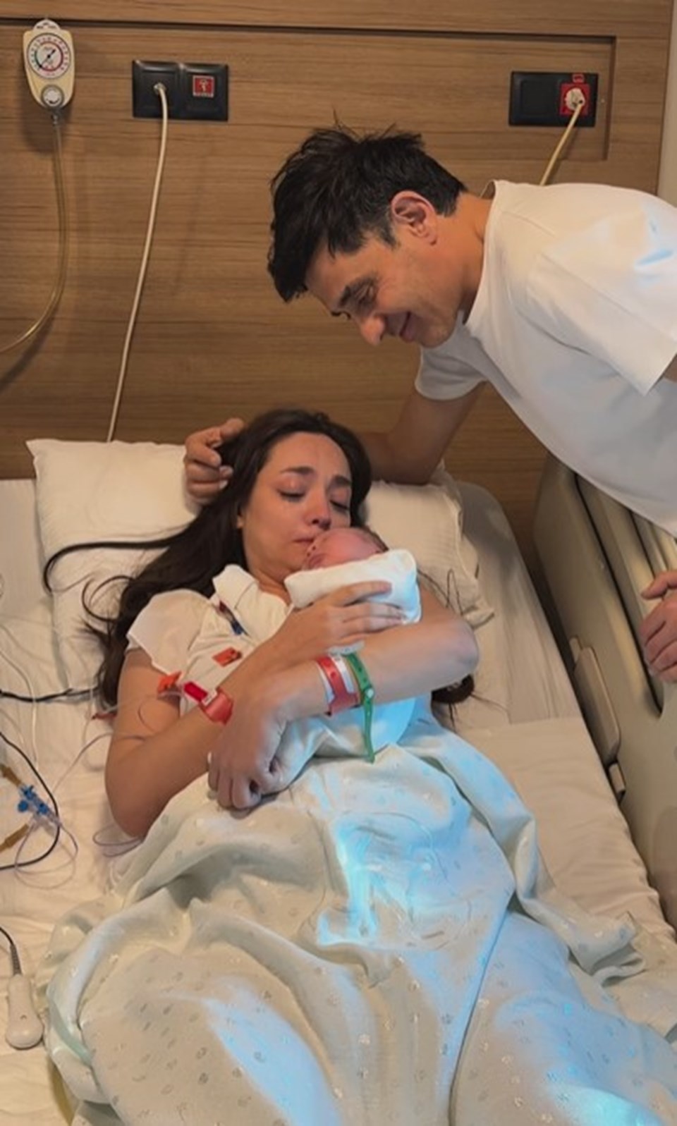 Zeynep Tuğçe Bayat ve Cansel Elçin'in Oğulları Atlas Doğdu