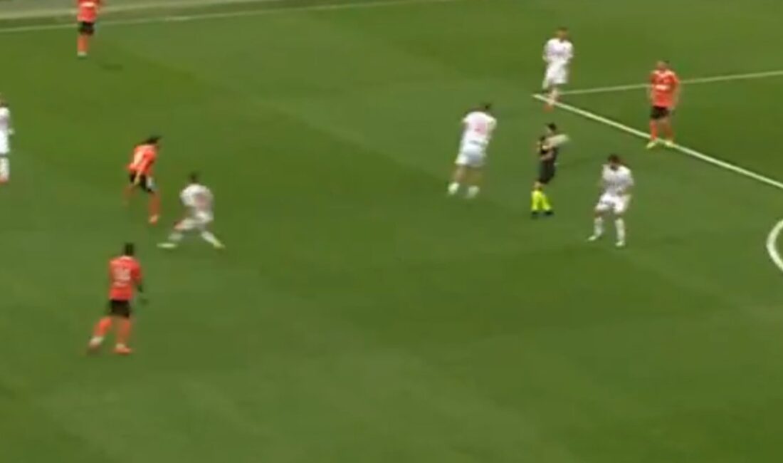 Adanaspor futbolcusu Mirza Cihan'ın ceza alanı dışından attığı gol, topun