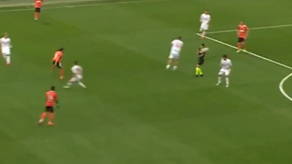 Adanaspor futbolcusu Mirza Cihan'ın ceza alanı dışından attığı gol, topun