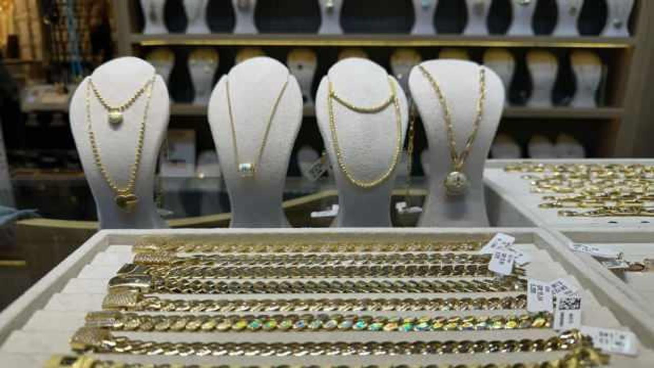 2025 yılı için altın yatırımı beklentilerini ve moda trendlerini keşfedin.