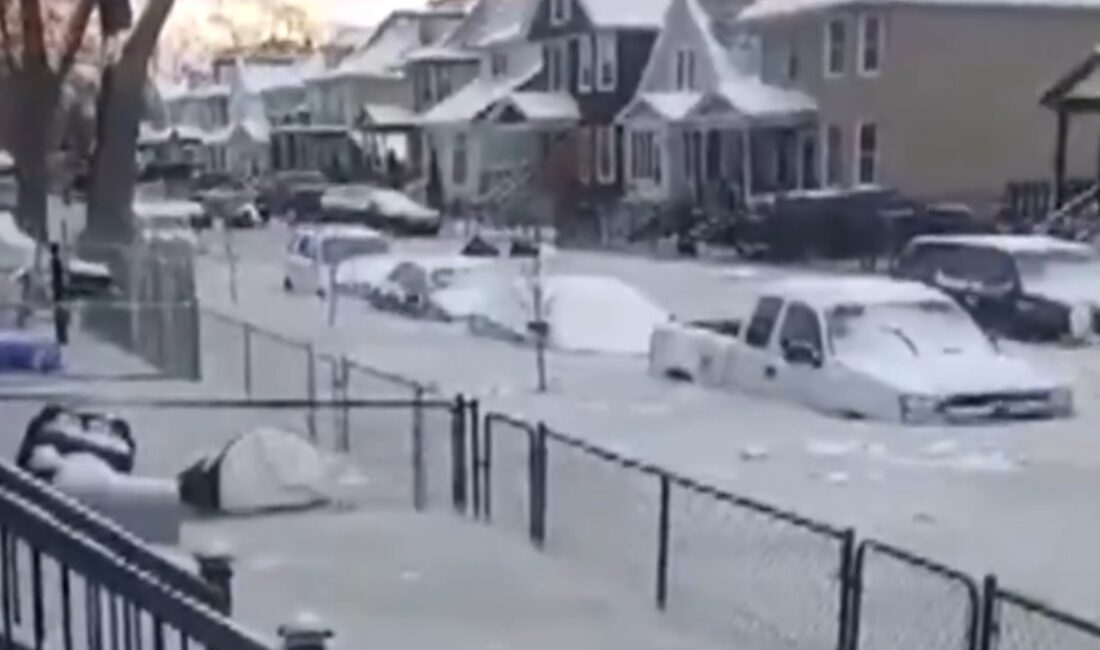 Detroit kentinde bulunan bir mahalle, isale sınırının patlaması sonucu sular