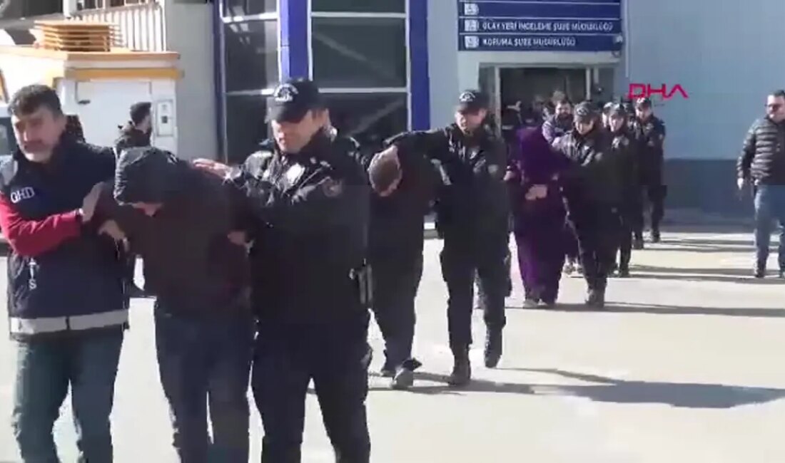 Adana merkezli gerçekleştirilen göçmen kaçakçılığı operasyonunda 17 kişi gözaltına alındı.