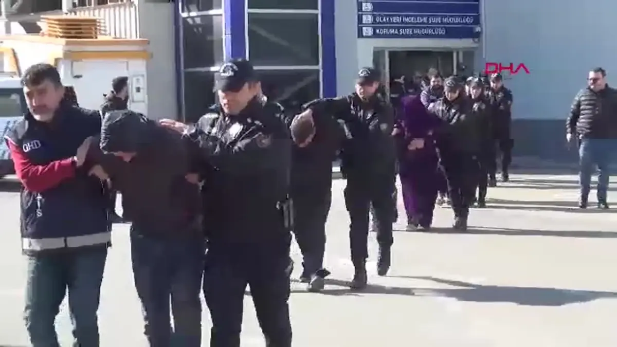 Adana merkezli gerçekleştirilen göçmen kaçakçılığı operasyonunda 17 kişi gözaltına alındı.
