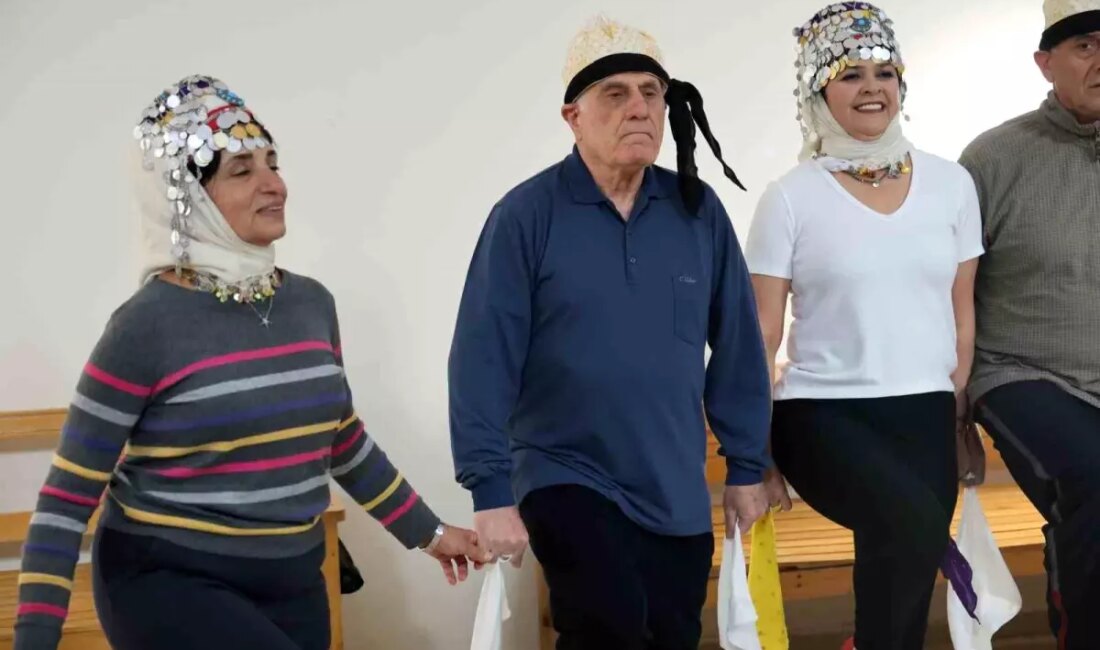 Adana'da 12 kişilik 50 yaş üstü halk oyunları ekibi, Cuma