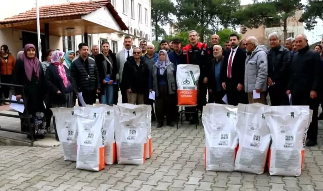 Adana'da, çiftçilere yüzde 75 hibeli ayçiçeği tohumu dağıtımı gerçekleştirildi. Bu