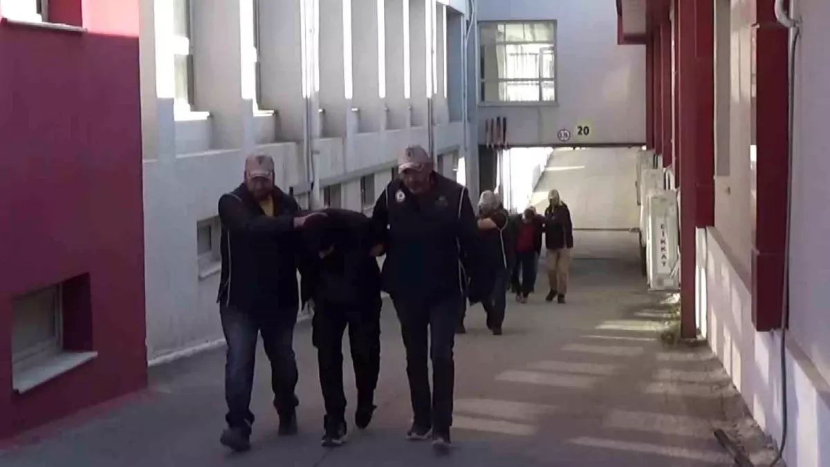 Adana'da DEAŞ'ın uyuyan hücresine yapılan operasyonda 5 terörist yakalandı.