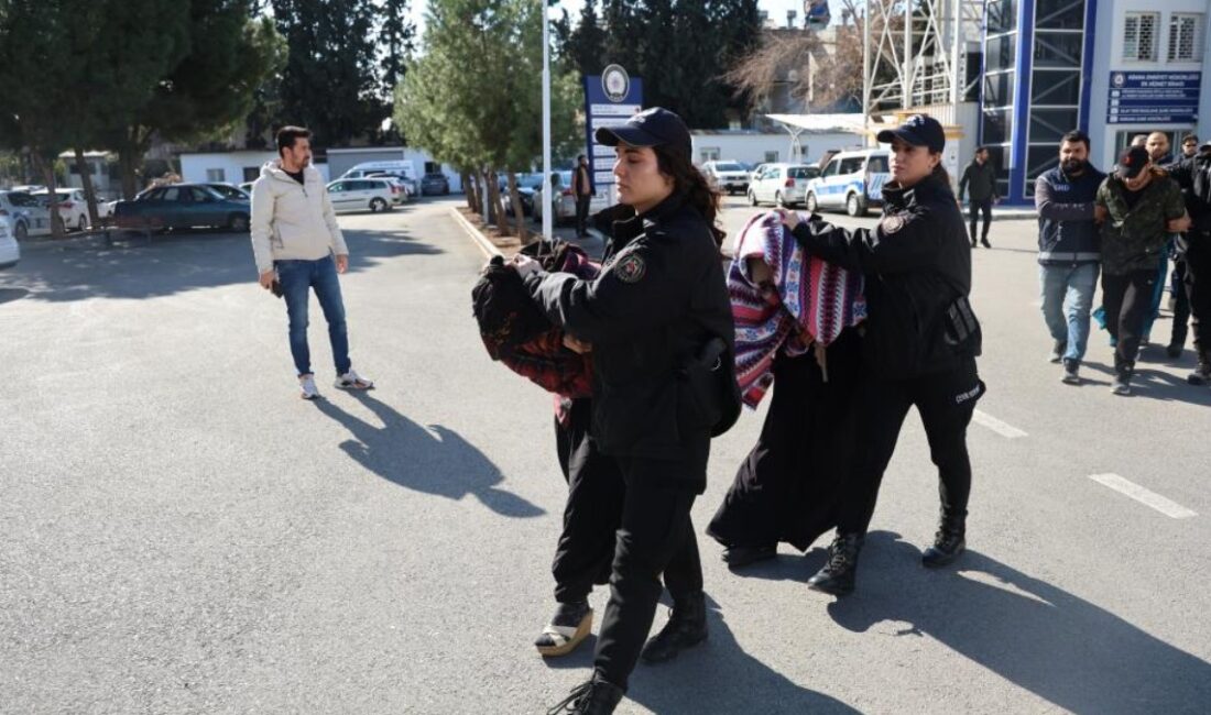 Adana'da gerçekleştirilen büyük bir operasyonda, göçmen kaçakçılığına karıştıkları belirlenen 17
