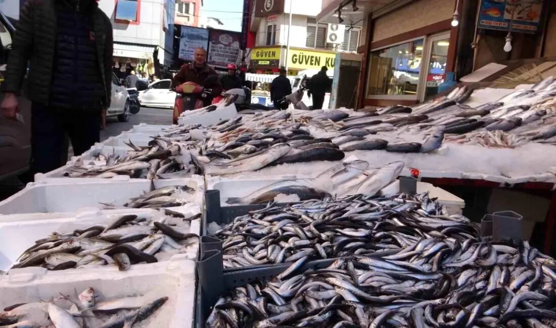 Adana'da Ramazan hazırlıkları çarşı ve pazarda hareketlilik yarattı. Besin eserlerine