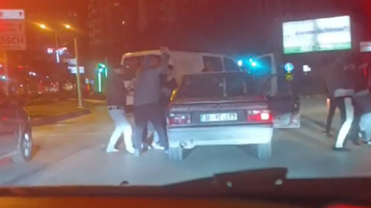Adana'da meydana gelen trafik kavgası, bir kamyonet ve otomobil sürücüleri