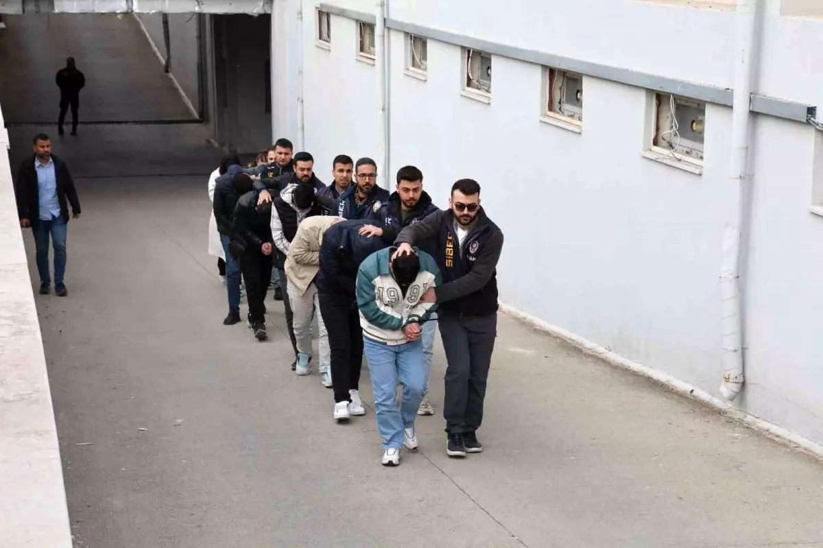 Adana'da düzenlenen operasyonla yasadışı bahis şebekesi çökertildi. Güvenlik güçlerinin başarılı