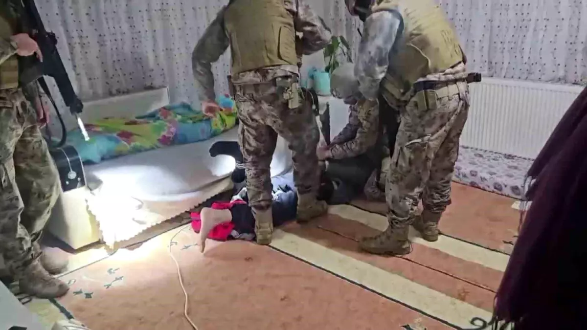 Adıyaman'da gerçekleştirilen şafak operasyonunda uyuşturucu tacirlerine yönelik önemli bir darbe