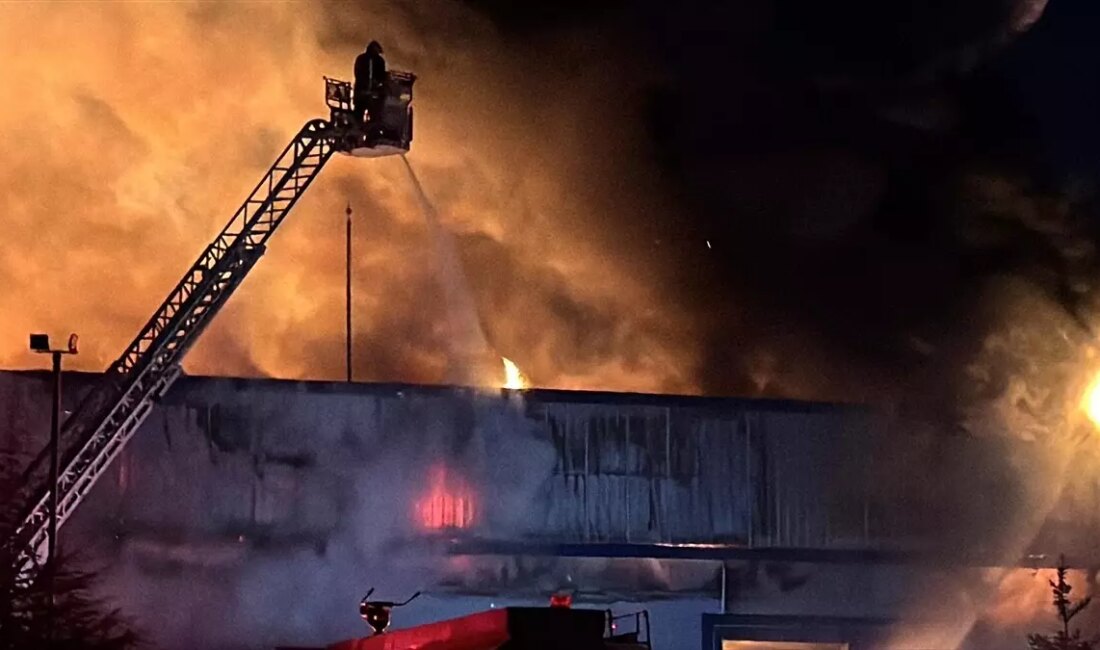 Afyonkarahisar'da bir orman ürünleri fabrikasında çıkan yangın, itfaiye ekiplerinin hızlı