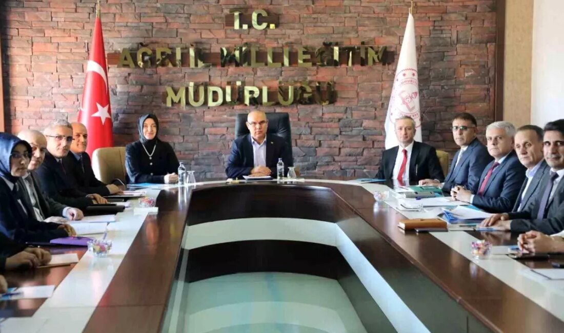 Ağrı Valiliği'nde gerçekleştirilen 'Okulum Beni Bekler Projesi' değerlendirme toplantısında, eğitim