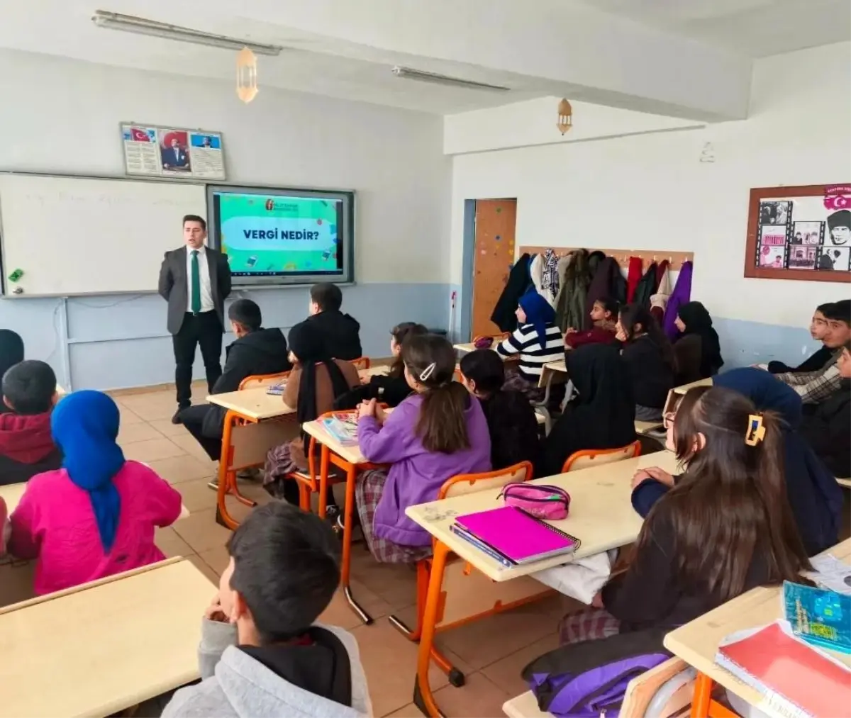 Ağrı'da düzenlenen Öğrencilere Yönelik Vergi Eğitimi Semineri, gençlerin vergi bilincini