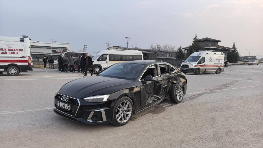 Akhisar'da Servis Minibüsü ile Otomobil Çarpıştı
