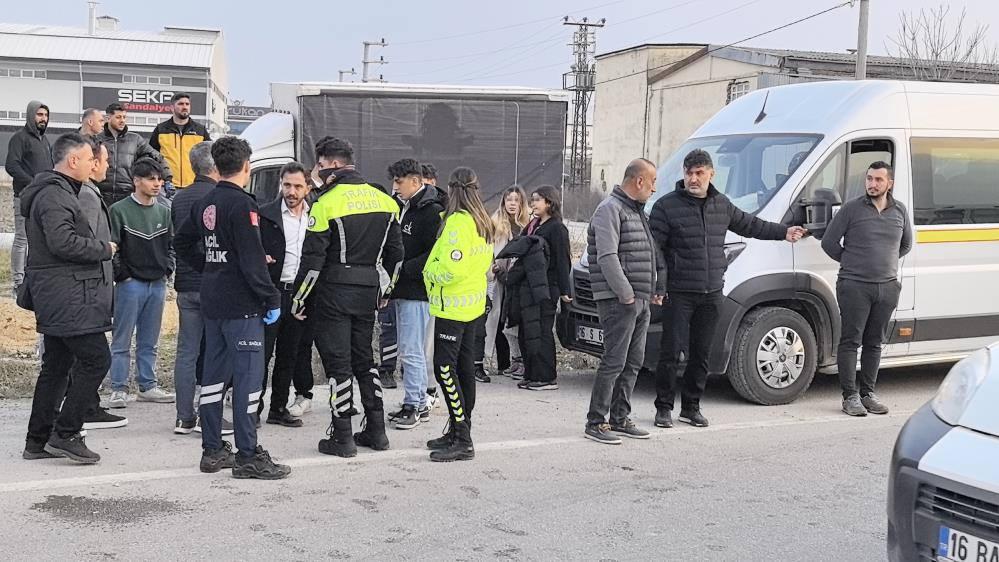 Akhisar'da Servis Minibüsü ile Otomobil Çarpıştı: 8 Yaralı