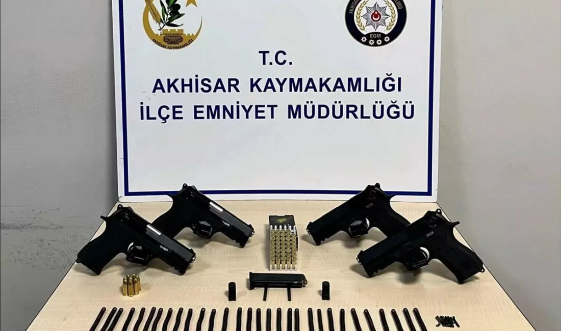 Akhisar'da gerçekleştirilen silah kaçakçılığı operasyonunda, iki kişi tutuklandı. Güvenlik güçleri,