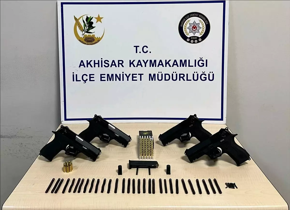 Akhisar'da gerçekleştirilen silah kaçakçılığı operasyonunda, iki kişi tutuklandı. Güvenlik güçleri,