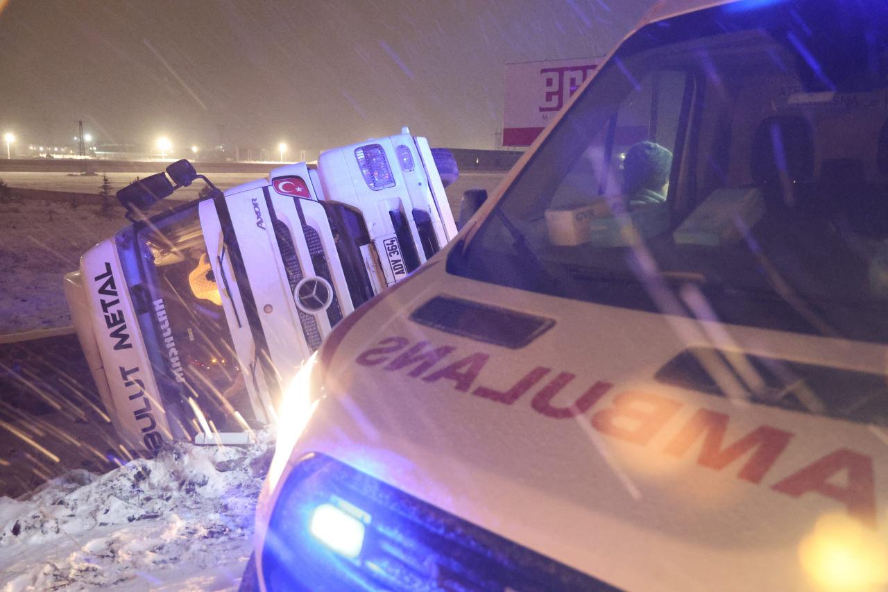 Aksaray'da Buzlu Yolda Tır Kazası: Sürücü Yaralandı