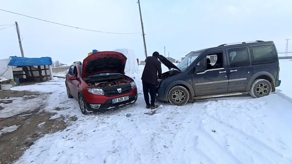 Kars'ın Akyaka ilçesinde, eksi 25 dereceye kadar düşen sıcaklıklar nedeniyle