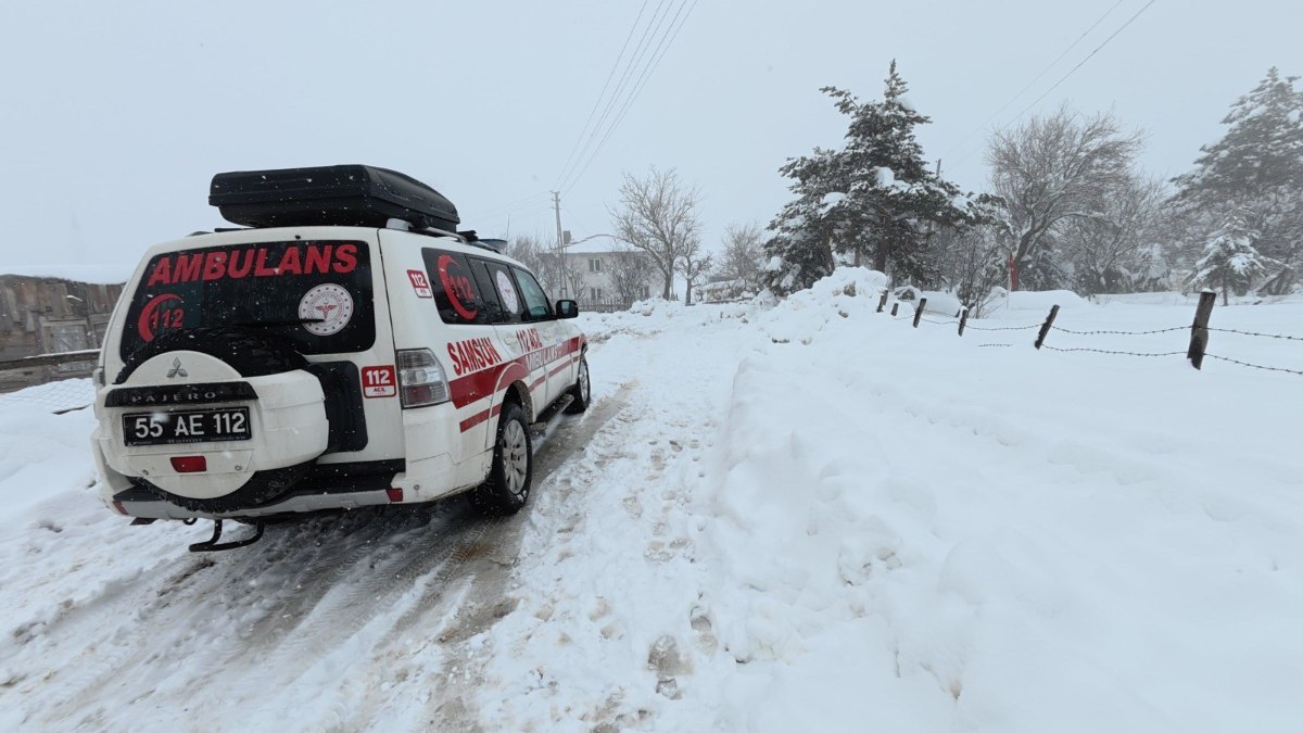 Alaçam'da gerçekleşen kar yağışının ardından 112 Acil Servis ekiplerinin hızlı