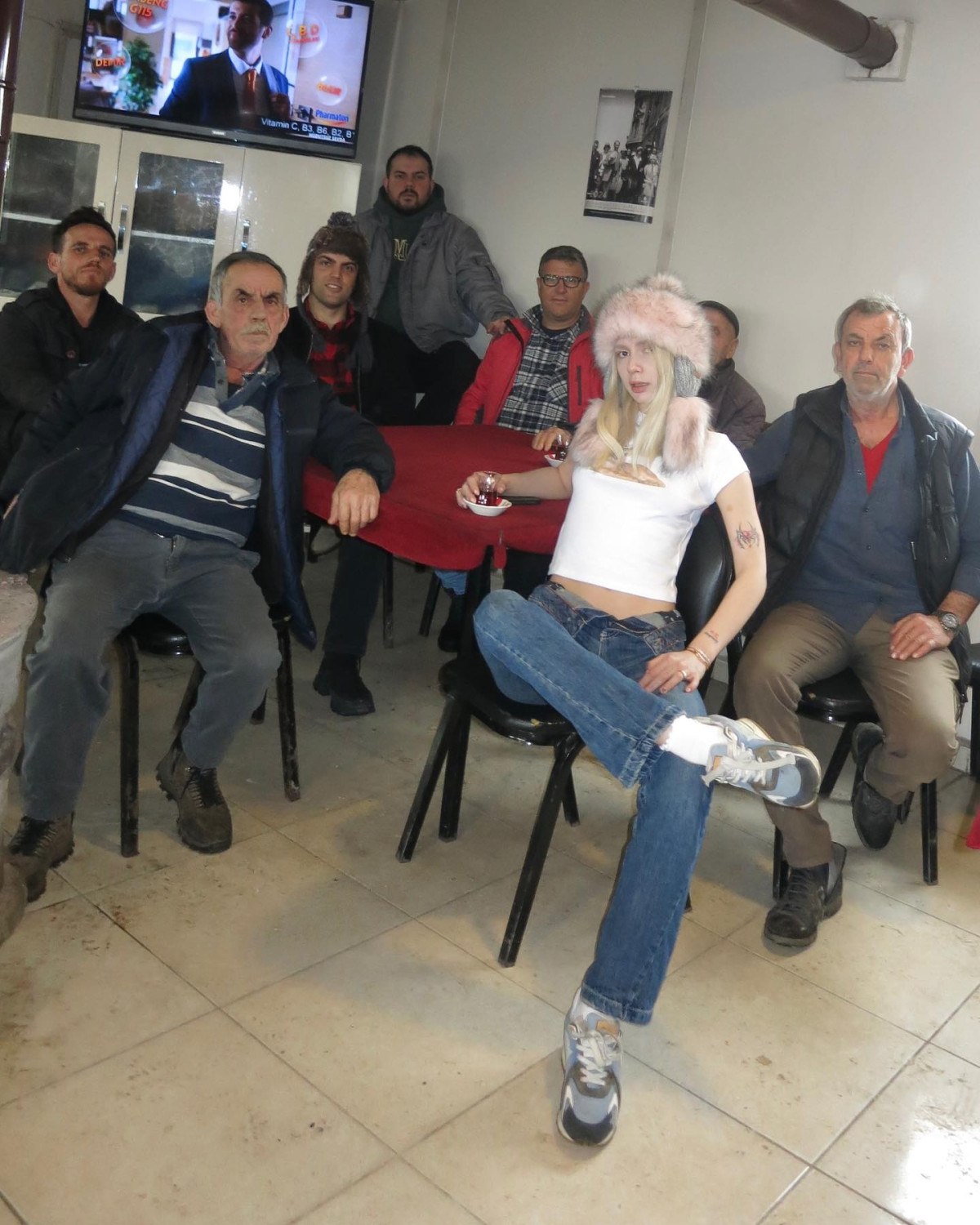 aleyna tilki kahvehaneye gitti amcalarla verdigi pozlara yorum yagdi 0 dbndZymF